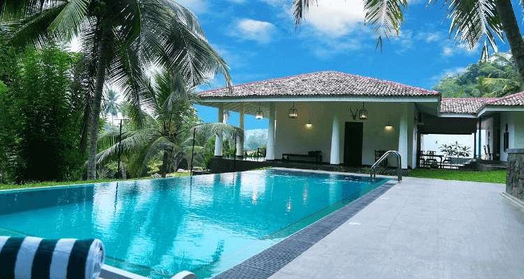 Kolam Renang di Sebuah Hotel